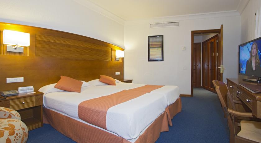 Tweepersoonsbed in een kamer van hotel Lancelot op Lanzarote