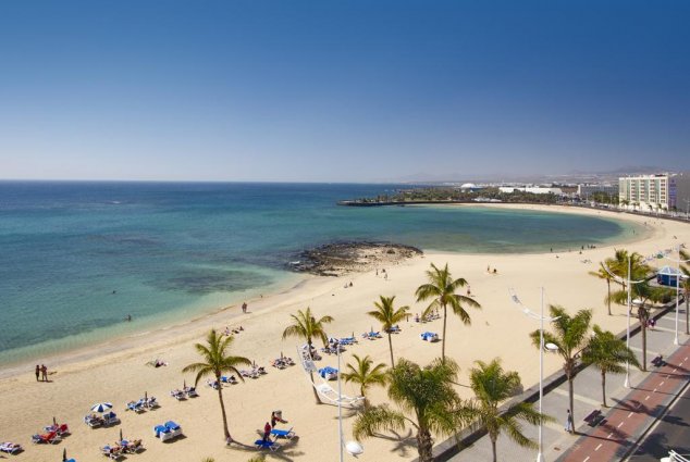 Uitzicht op het strand vanaf hotel Lancelot op Lanzarote