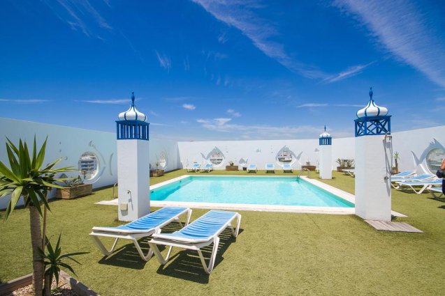 Zwembad met twee ligbedjes van hotel Lancelot op Lanzarote