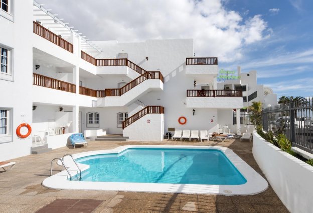Buitenzwembad van Hotel Vista Mar op Lanzarote de Canarische Eilanden