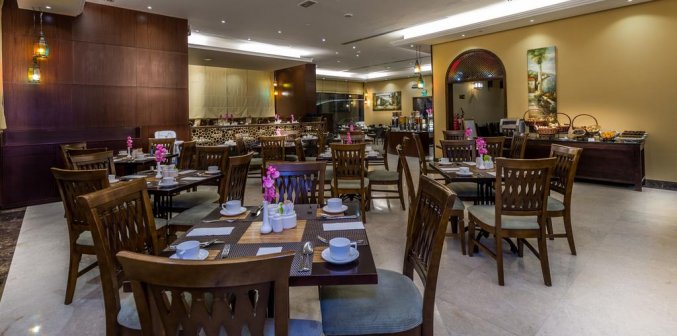Restaurant van Aparthotel Auris First Central Suites in Dubai