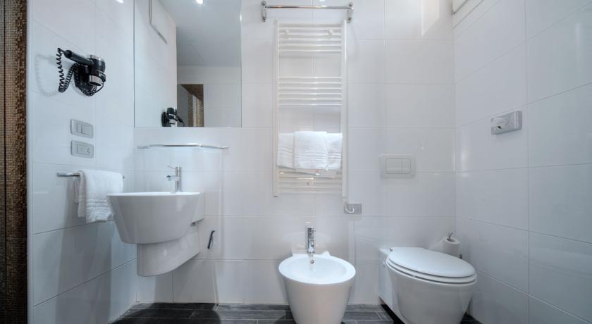 Badkamer met wc van hotel Aaron stedentrip Venetië