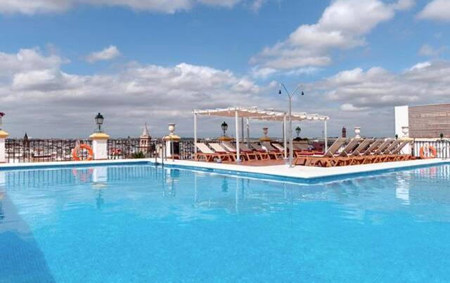 Zwembad van hotel Sevilla Macarena in Sevilla