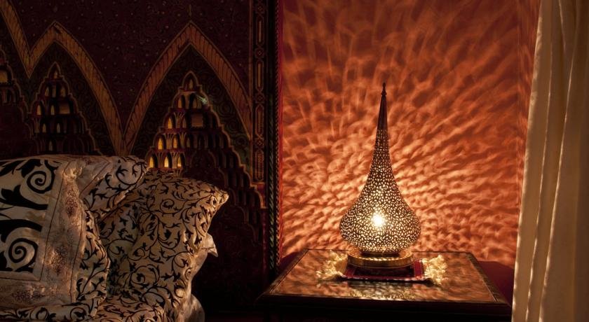 Nachtlampje bij een bed van Riad Dar Guennoun Fez