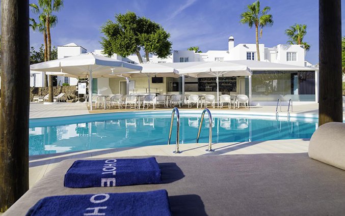 Zwembad van Hotel H10 White Suites op Lanzarote