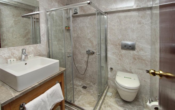 Badkamer van een tweepersoonskamer van Hotel Laleli Gonen in Istanbul