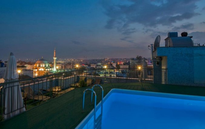 Buitenzwembad met uitzicht van Hotel Laleli Gonen in Istanbul