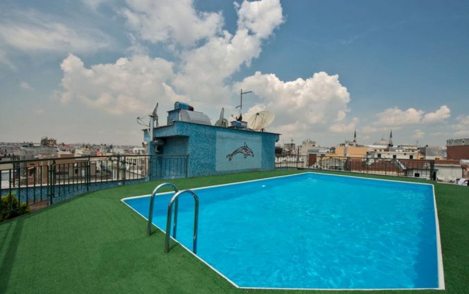 Dakterras met buitenzwembad van Hotel Laleli Gonen in Istanbul