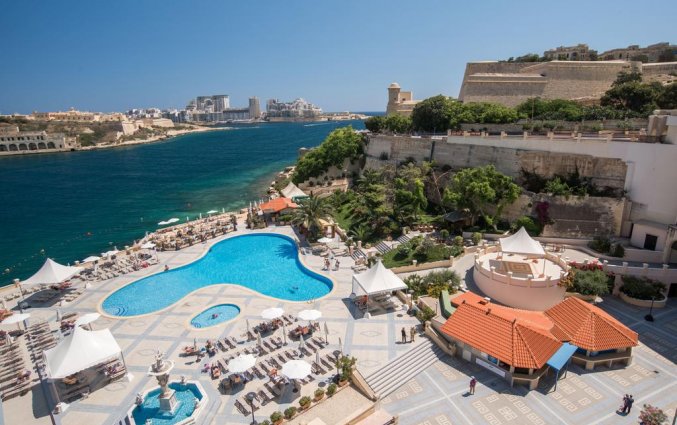 Buitenzwembad van Grand Hotel Excelsior op Malta