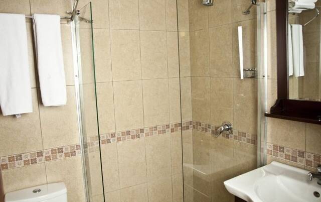 Badkamer van een tweepersoonskamer van Hotel Asmali in Istanbul