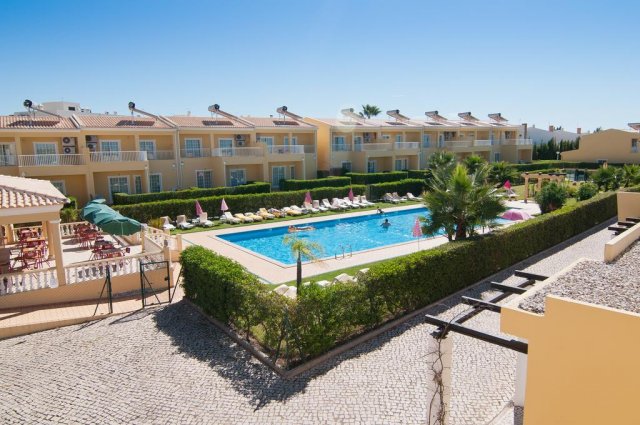 Zwembad met op achtergrond het gebouw van Appartementen Villas Barrocal Algarve