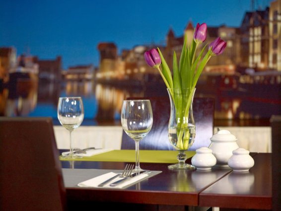 Eettafel met uitzicht op de stad in Hotel Focus in Gdansk