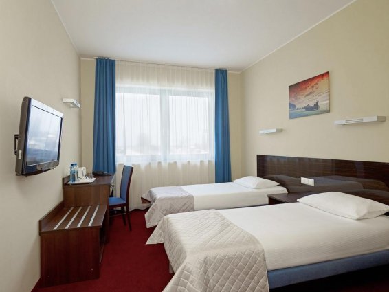 Twee aparte bedden in kamer van Hotel Focus in Gdansk