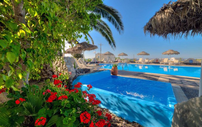 Tuin met zwembad van Hotel Villa Olympia op Santorini