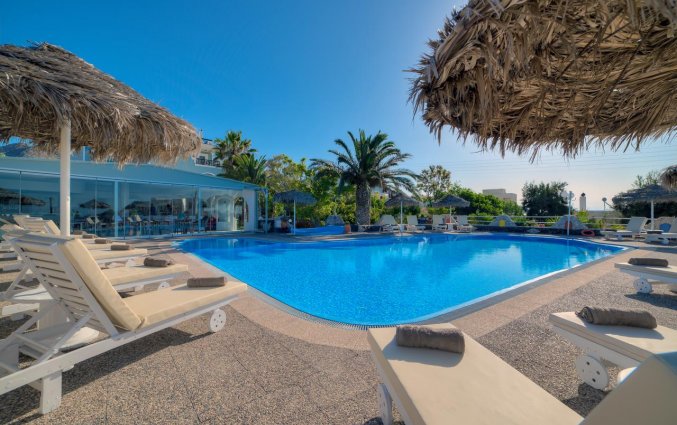 Zwembad met zonneterras van Hotel Villa Olympia op Santorini