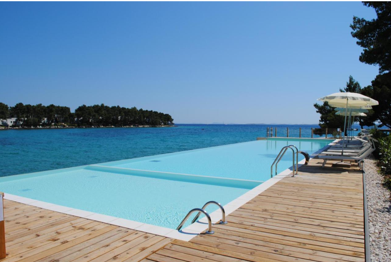 Zwembad van Hotel Crvena Luka Kroatië