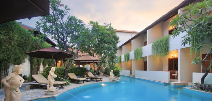 Buitenzwembad van Hotel Kuta Lagoon Resort op Bali
