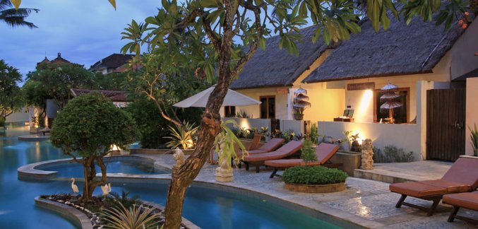 Buitenzwembad van Hotel Kuta Lagoon Resort op Bali