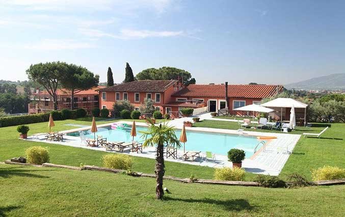 Tuin en zwembad van Hotel Agriturismo Corte Benedetto in Toscane
