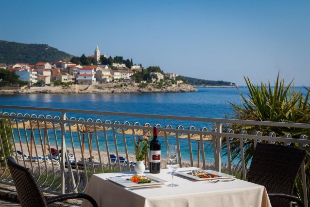 Terras met uitzicht van Hotel Zora in Dalmatië