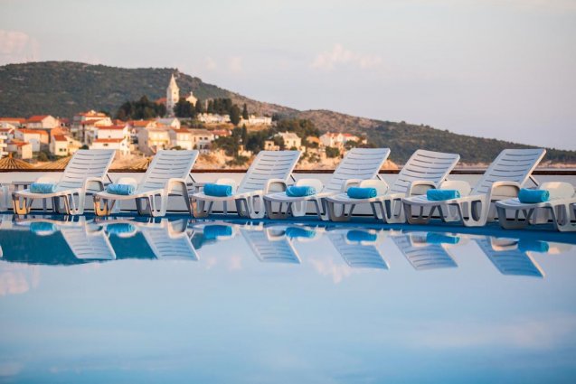 Zwembad en ligbedden van Hotel Zora in Dalmatië