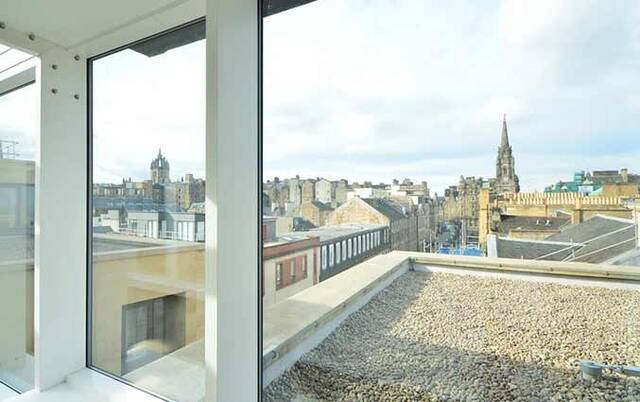 Uitzicht vanuit een tweepersoonskamer van hotel Ibis Centre South Bridge in Edinbugh