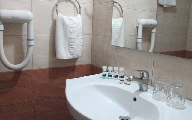 Badkamer van een tweepersoonskamer van Hotel Solomou in Athene
