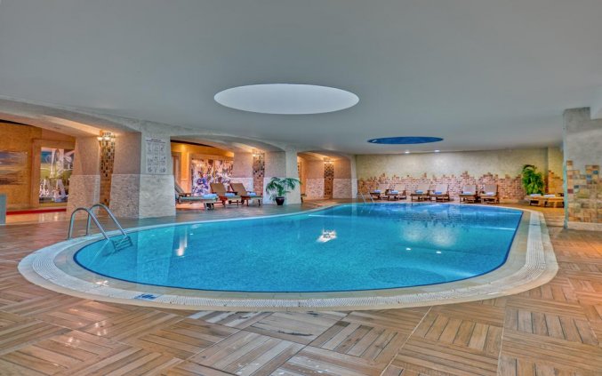 Binnenzwembad van Porto Bello Resort in Antalya