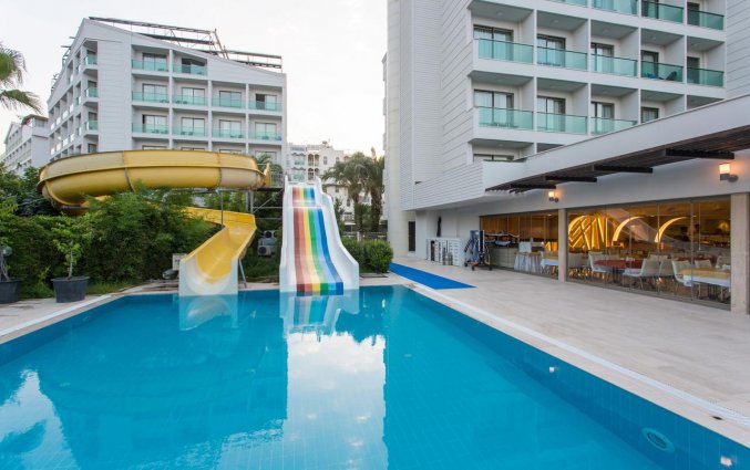 Buitenzwembad en glijbanen van Hotel Club Falcon in Antalya