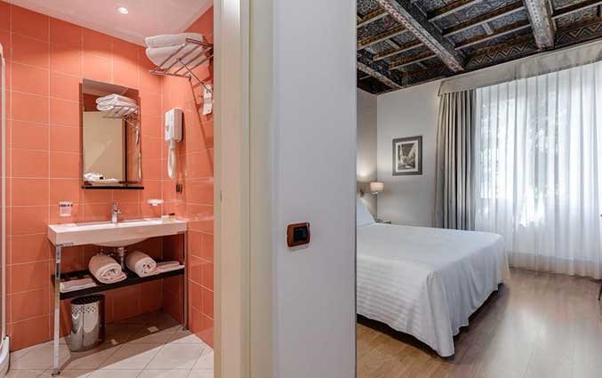 Tweepersoonskamer met badkamer van Hotel La Fortezza in Florence
