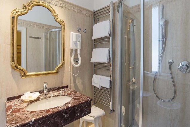 Badkamer van een tweepersoonskamer van Hotel Atlantic Palace in Florence