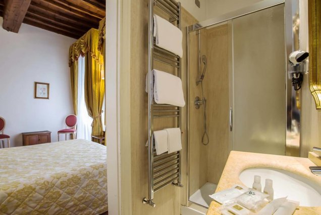 Tweepersoonskamer met badkamer van Hotel Atlantic Palace in Florence