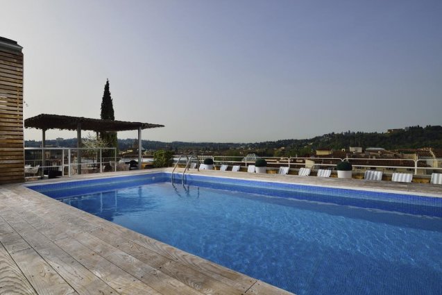 Dakterras met zwembad van Hotel Kraft in Florence