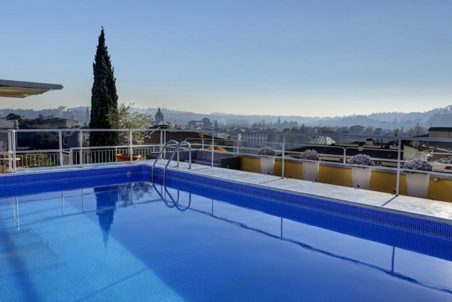 Dakterras met zwembad van Hotel Kraft in Florence