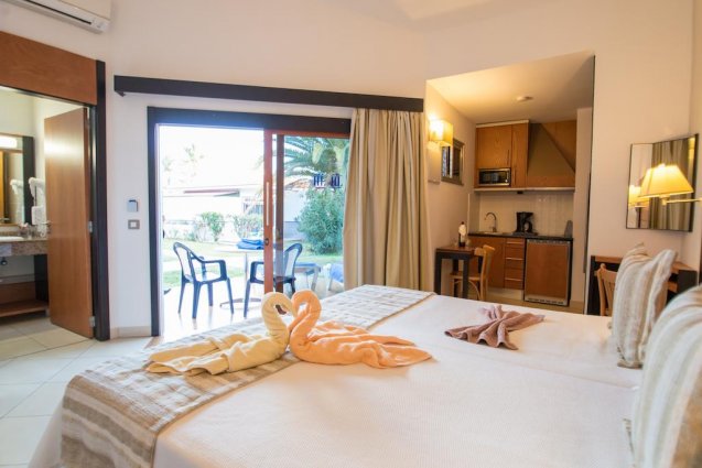 Bungalow met tweepersoonsbed van Bungalows Miraflor Suites op Gran Canaria