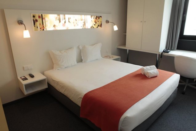 Bed in kamer van hotel Star Inn Porto in Porto