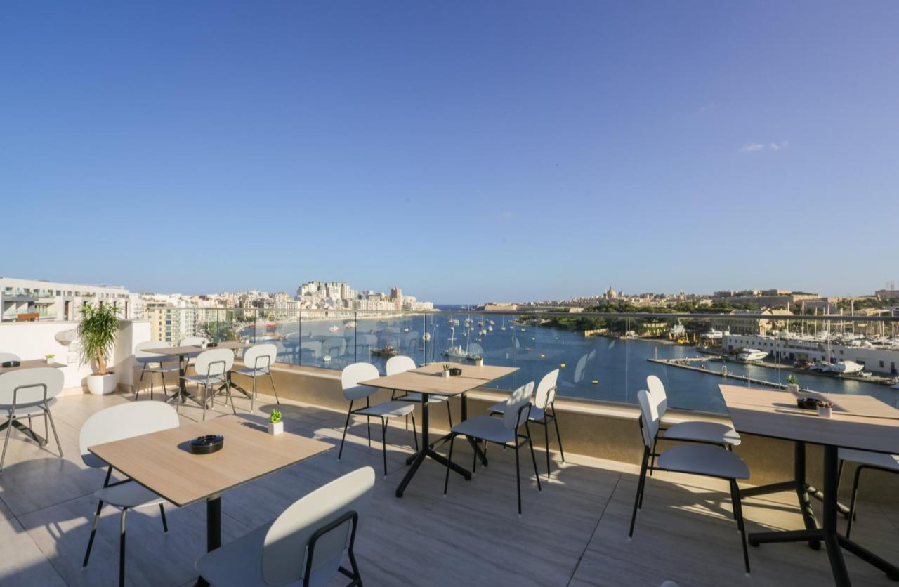 Uitzicht vanaf het terras van Hotel & Suites 115 The Strand Malta