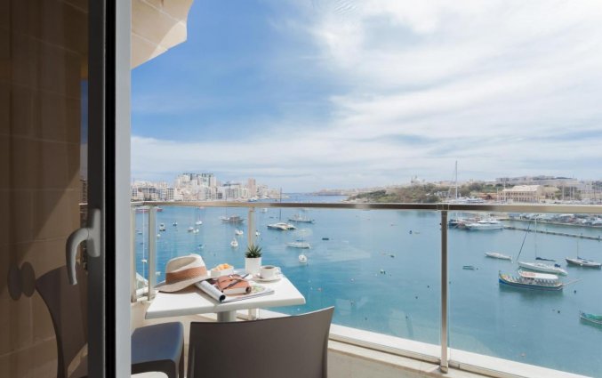 Uitzicht vanuit Hotel & Suites 115 The Strand op Malta
