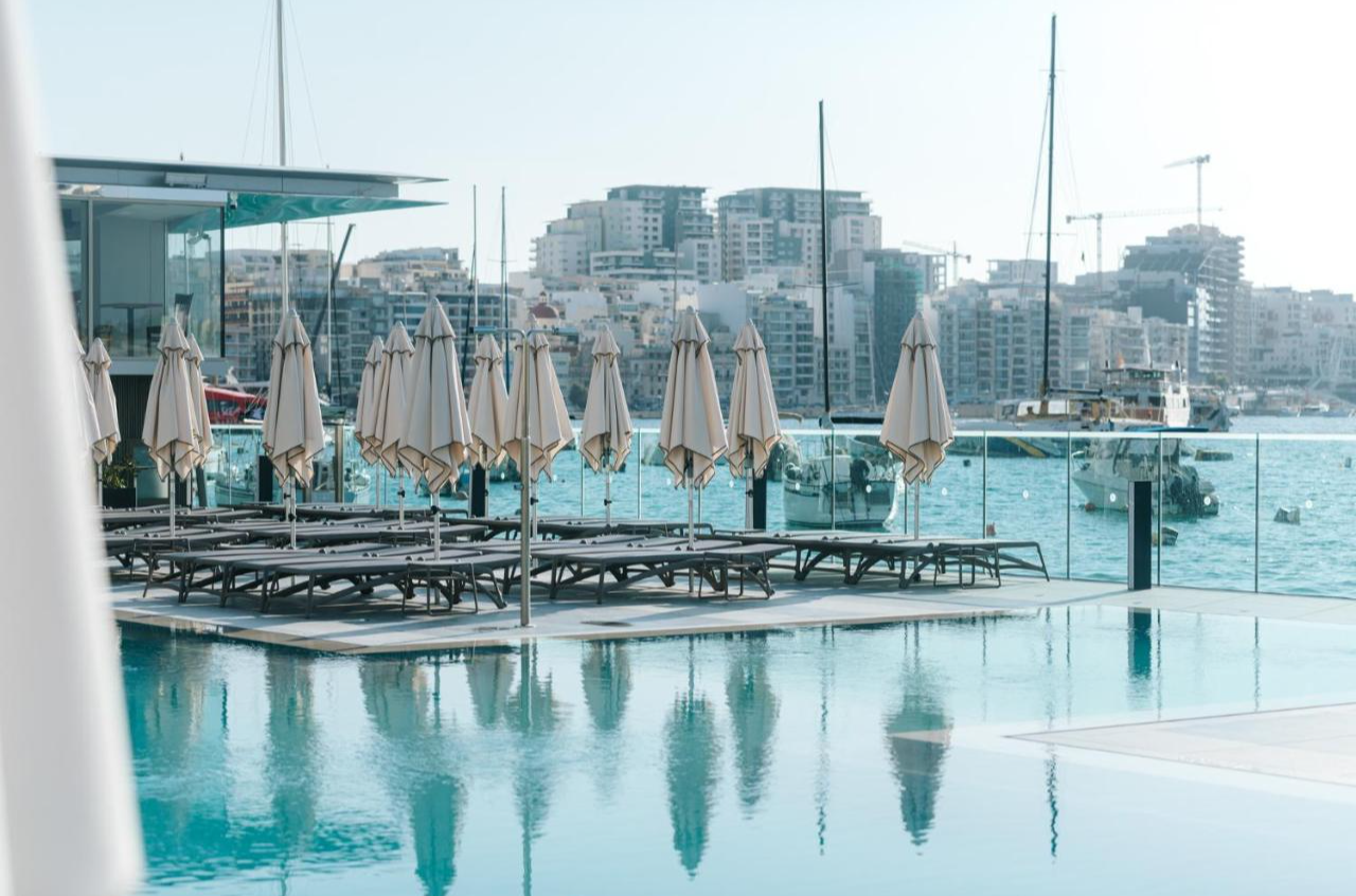 Zwembad met uitzicht van Hotel & Suites 115 The Strand Malta