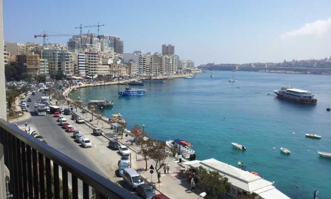 Strand van hotel Sliema in Malta