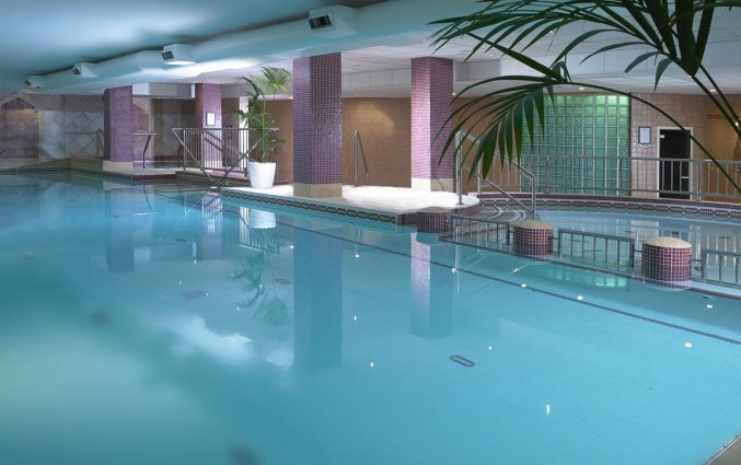 Binnenzwembad van Hotel Camden Court in Dublin