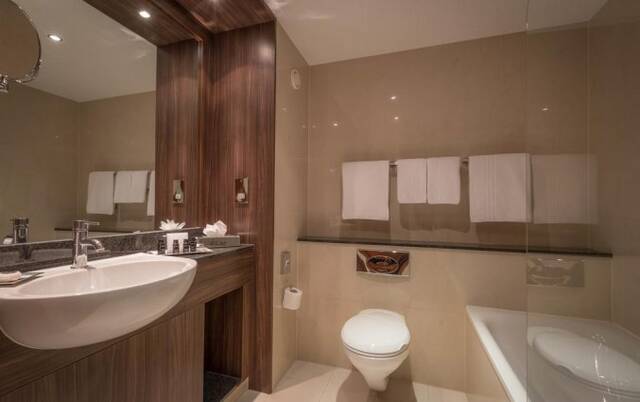 Badkamer van een tweepersoonskamer van Hotel Trinity City in Dublin