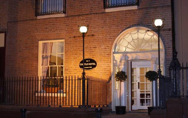 Vooraanzicht van Hotel Castle in Dublin