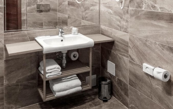 badkamer met wasbak van hotel Golden Tulip Krakow City Center stedentrip Krakau