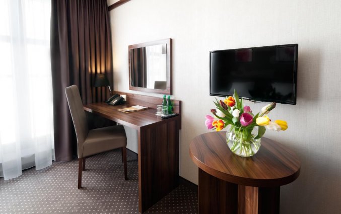 Bureau en televisie in kamer van hotel Golden Tulip Krakow City Center stedentrip Krakau