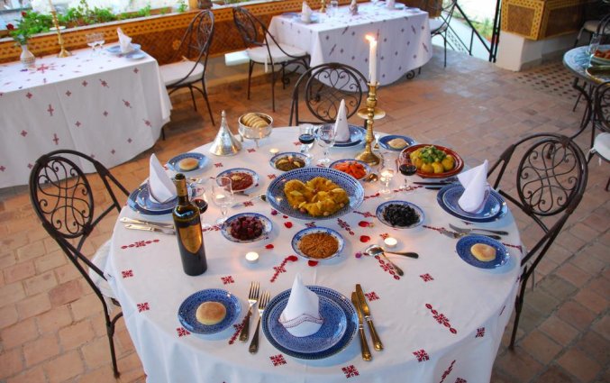 Gedekte tafel van Riad Dar el Ghalia in Fez