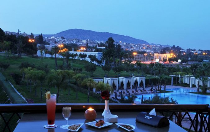 Balkon met uitzicht op het buitenzwembad van Hotel Palais Medina & Spa in Fez
