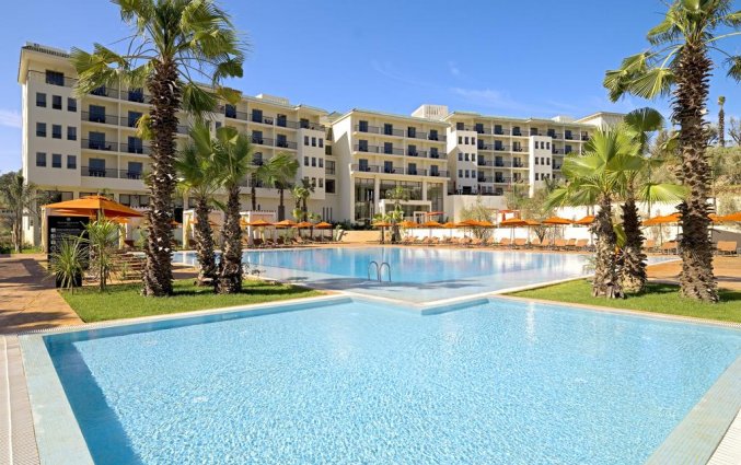 Buitenzwembad met zonneterras van Hotel Palais Medina & Spa in Fez