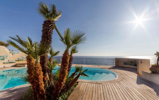 Zwembad en terras van het aparthotel La Rosa Sul Mare in Sicilië