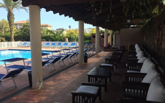 Zwembad met ligbedjes van Hotel Etna op Sicilië